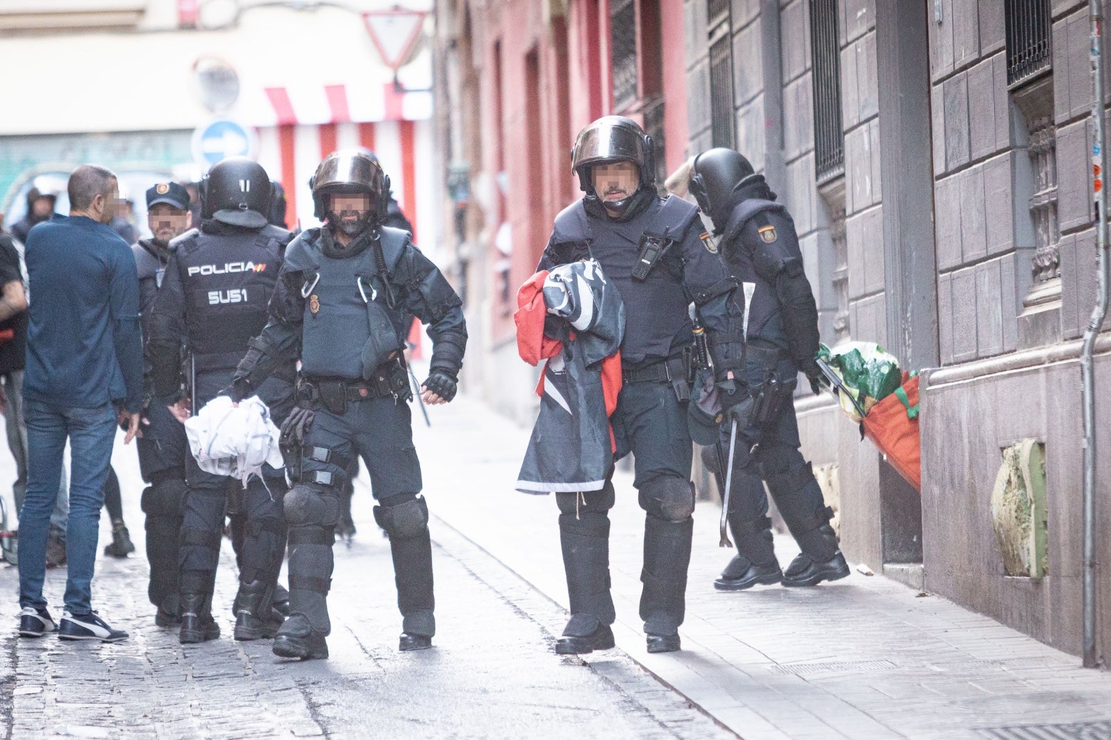 El desalojo de los okupas de la calle Azacayas, en imágenes