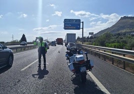 Un camionero bebido y drogado siembra el caos en la A-92 e impacta contra la moto de un guardia civil.