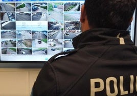 La Policía Local de Íllora repasa las cámaras para ver un accidente.
