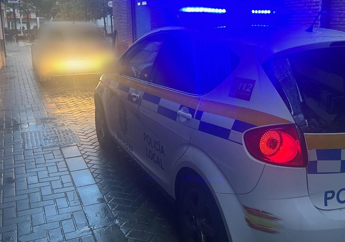 Bloquea el paso de la policía local tras aparcar en una calle peatonal y cerca de la jefatura | ideal