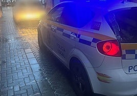 Vehículo estacionado en mitad de una calle de Maracena.