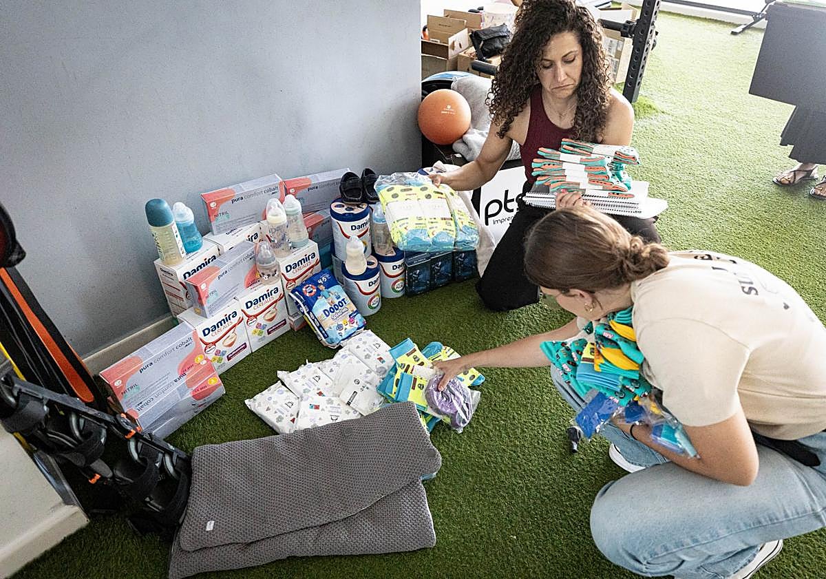 Imagen principal - Los voluntarios ordenan el material donado para Kenia.