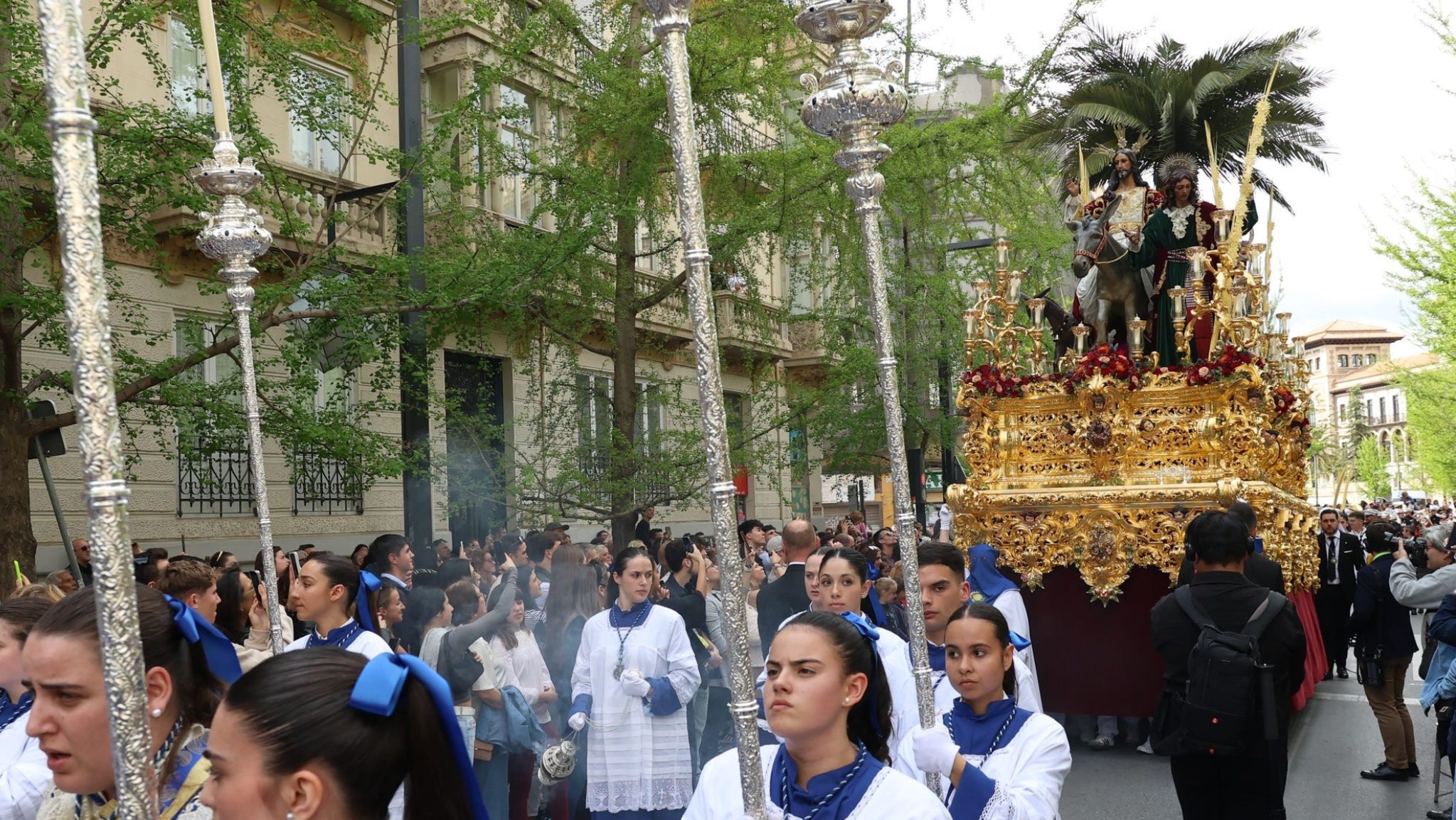 Imagen principal - Fotos del Domingo de Ramos de 2025 y la Borriquilla en la Calle Tinajilla en 1989