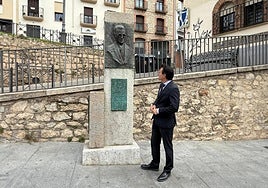 Agustín González junto al monumento de Emilio Cebrián.