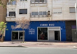 El taller de moda flamenca Curro Ruiz se encuentra en la calle Pablo Ruiz Picasso 11.