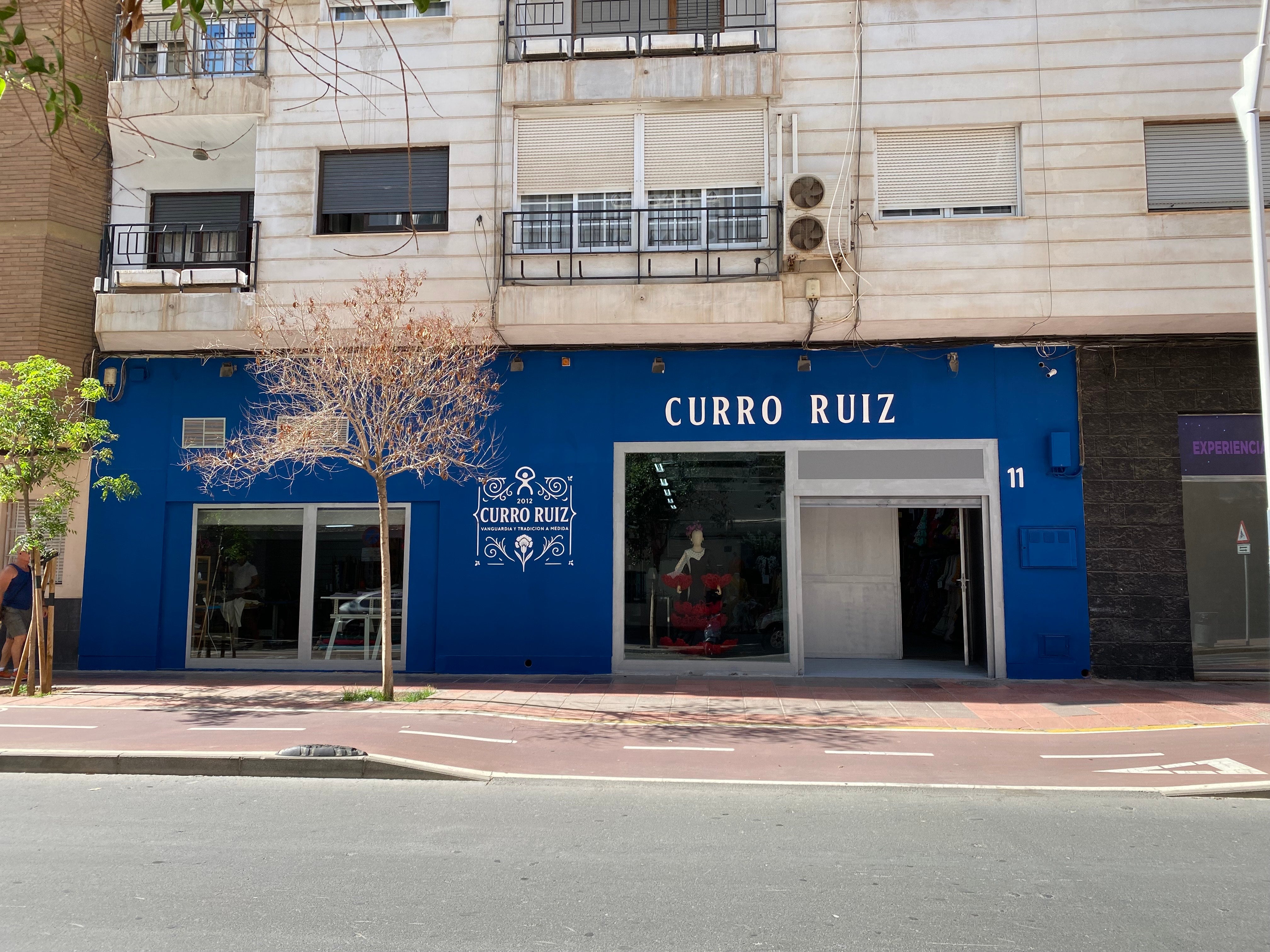 El taller Curro Ruiz, un referente de la moda flamenca en la calle Pablo Ruiz Picasso de Almería | Ideal