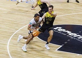 Sam Griffin intenta desbordar a Tim Abromaitis, de La Laguna Tenerife.