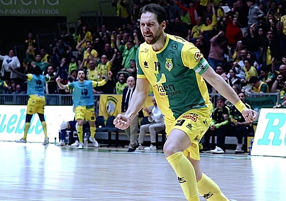 El argentino, Alan Brandi, celebra un tanto en el Olivo Arena.