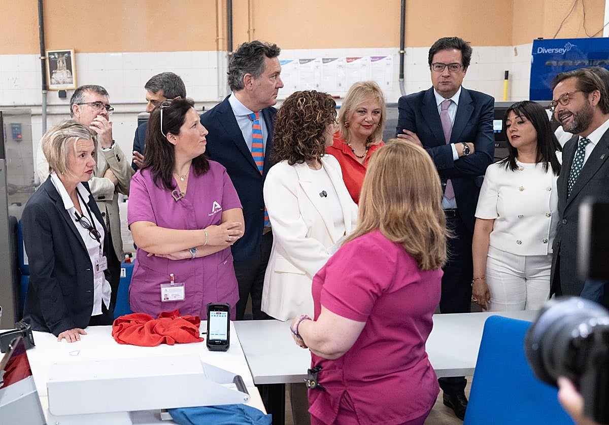 El ministro ha visitado la lavandería para ver cómo se aplica la digitalización.