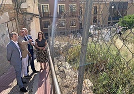 Visita a la plaza de Santiago, donde se va a construir la residencia de estudiantes.