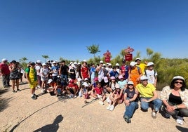 Jóvenes participantes en las actividades y senderismo.
