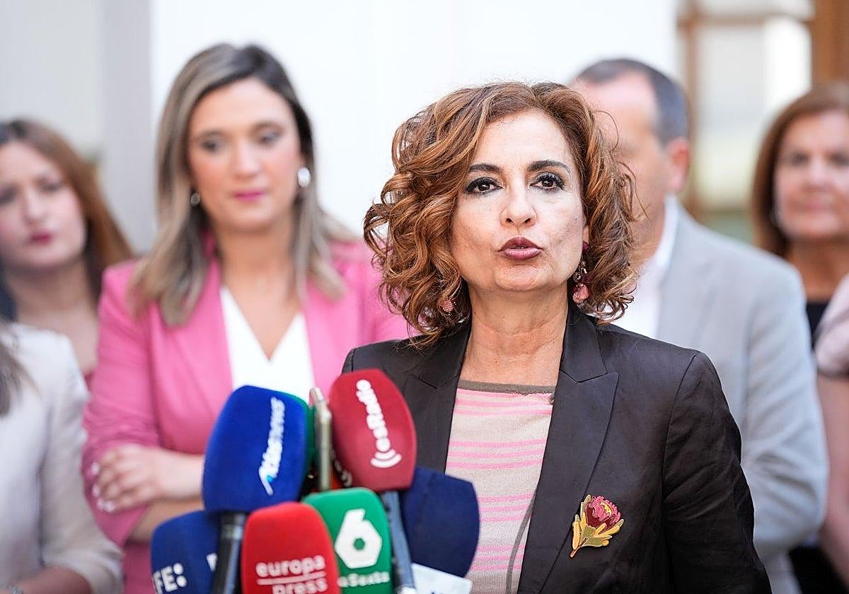 María Jesús Montero aterriza en el Parlamento andaluz