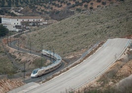 Un tren AVE pasa junto a las obras de la variante de Loja, por donde circulará en el futuro