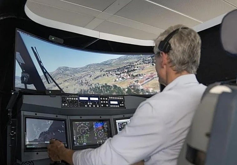 Un piloto hace un vuelo de prueba con un dron para pasajeros, en los primeros ensayos de este tipo para la ruta Málaga-Granada.