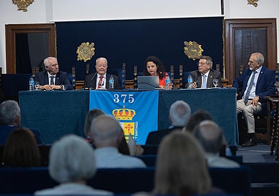 Elvira Romera, en el centro, en un momento de su intervención.