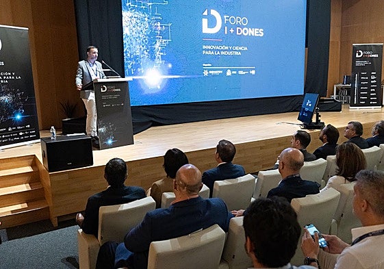 Roberto Álvarez se dirige a los asistentes al III Foro I + Dones.