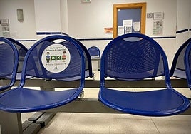 Dos sillas en la sala de espera de un centro de salud de Granada.