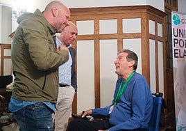 El entrenador del Racing, José Alberto, a la izquierda durante un acto con Juan Carlos Unzué esta semana.