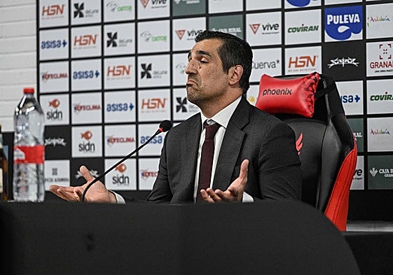 Pablo Pin se encoge de brazos durante su comparecencia de prensa.