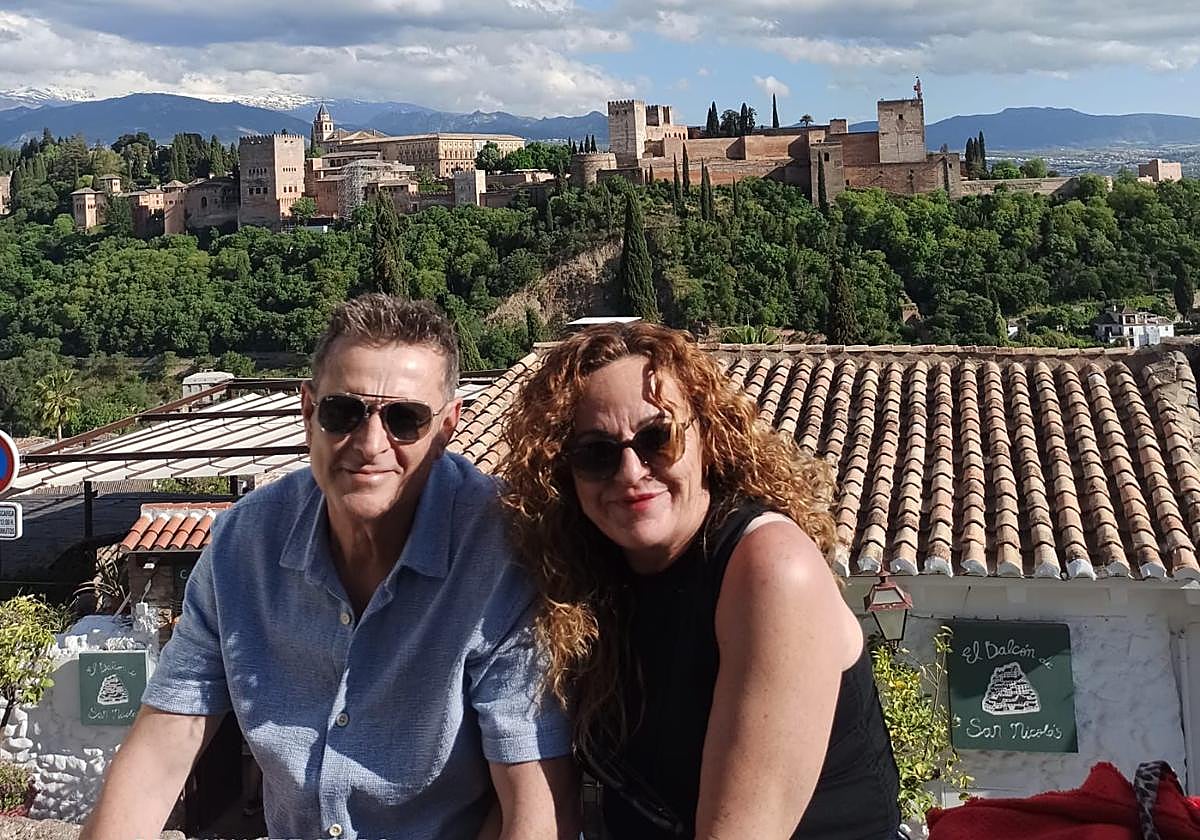 Juan y Yolanda en el mirador de San Nicolás poco antes del trágico suceso.