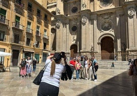 Turistas en la plaza de las Pasiegas el pasado mes de abril.