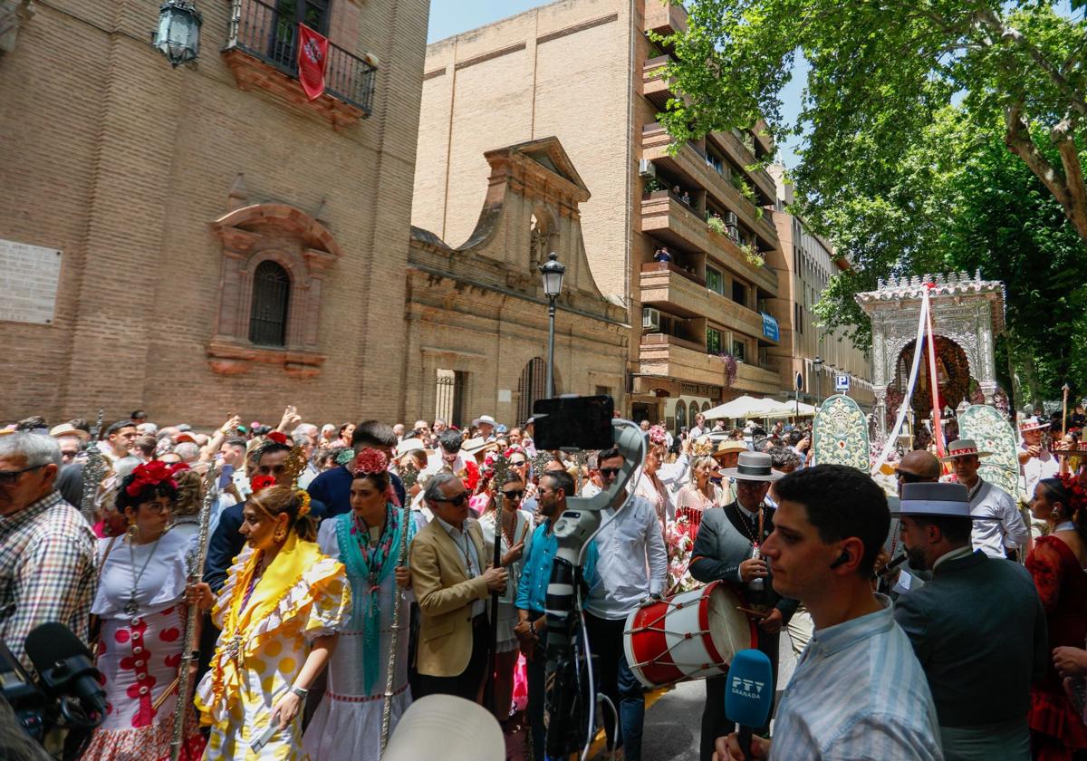 Granada pone en marcha 700 peregrinos y 55 carretas para El Rocío | Ideal