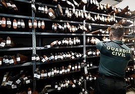 El jefe del área de Intervención de Armas muestra el depósito.