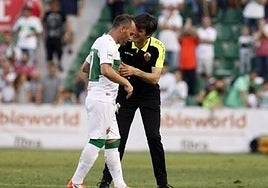 Pacheta da indicaciones a Nino durante un partido con el Elche.