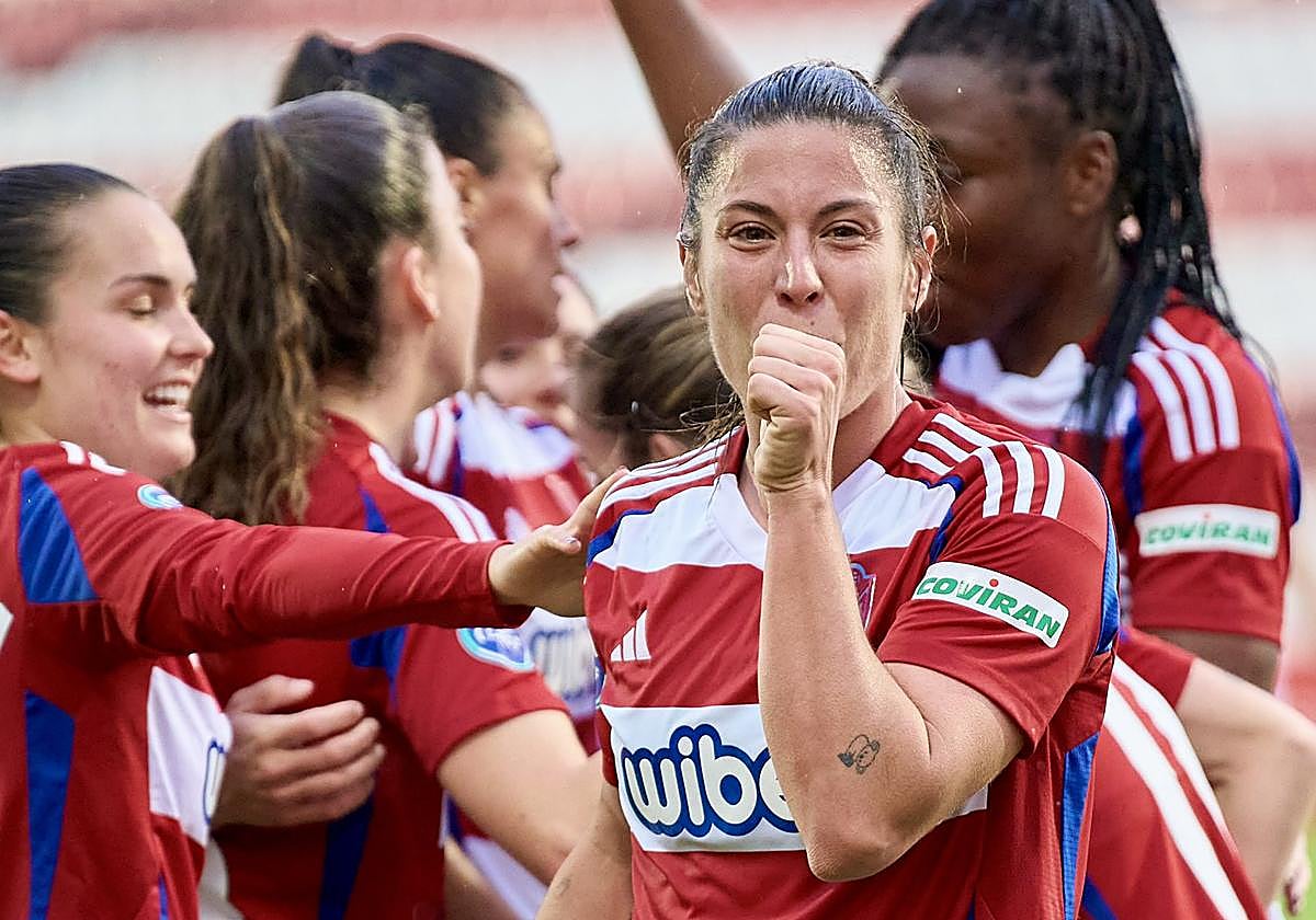 La rojiblanca Cristina Postigo, en primer plano, celebra un tanto en Los Cármenes.