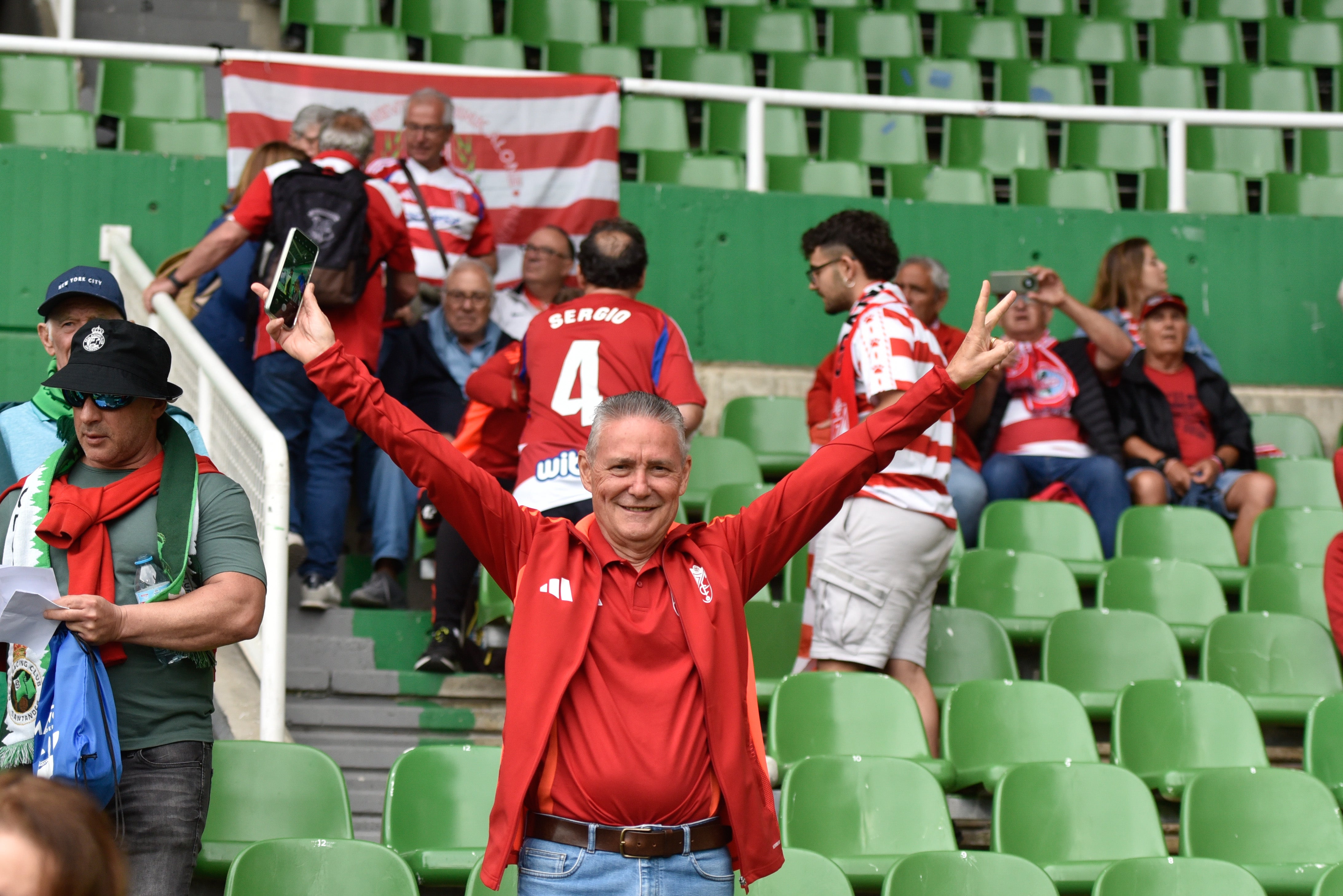 Las imágenes de la afición del Granada en Santander