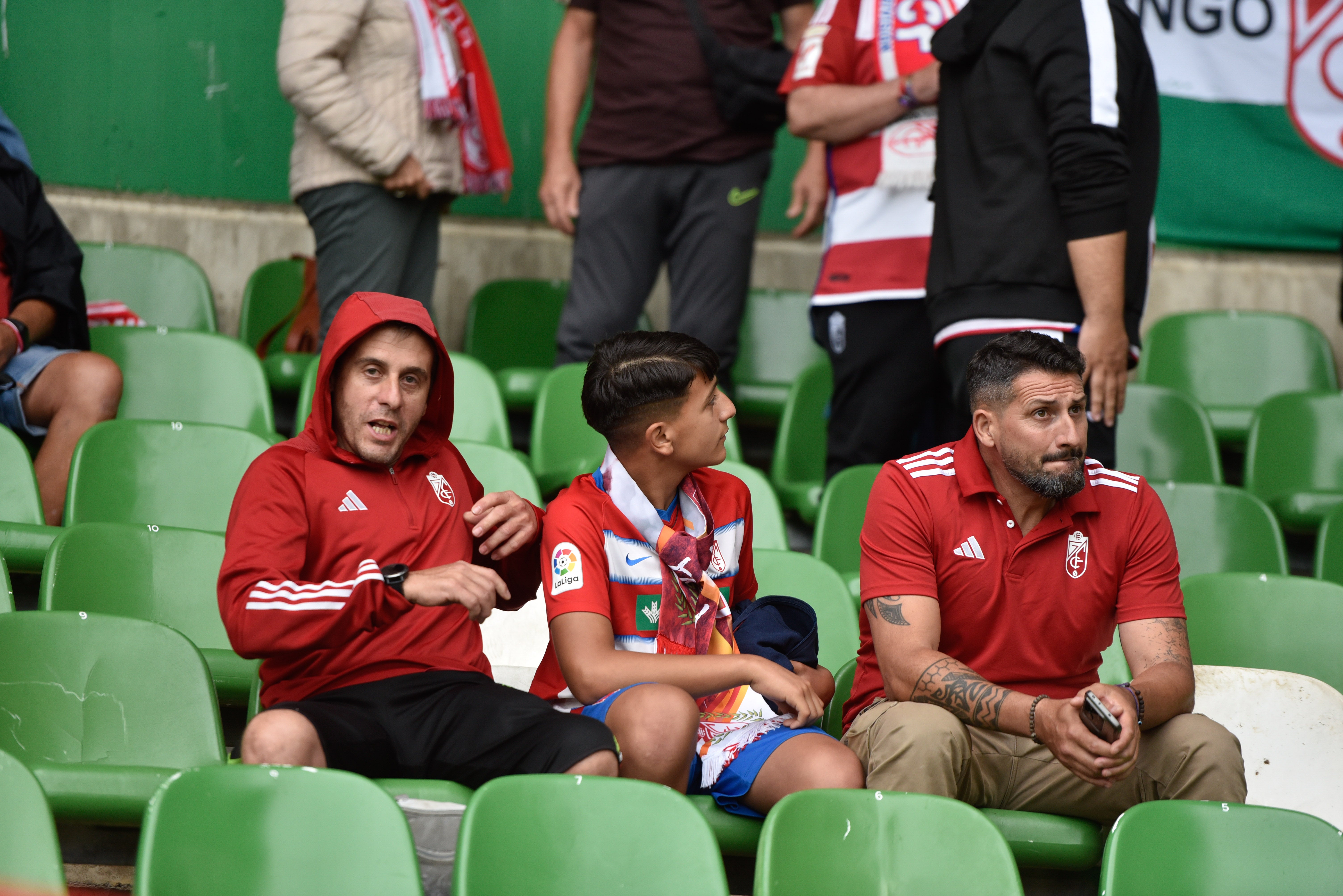 Las imágenes de la afición del Granada en Santander