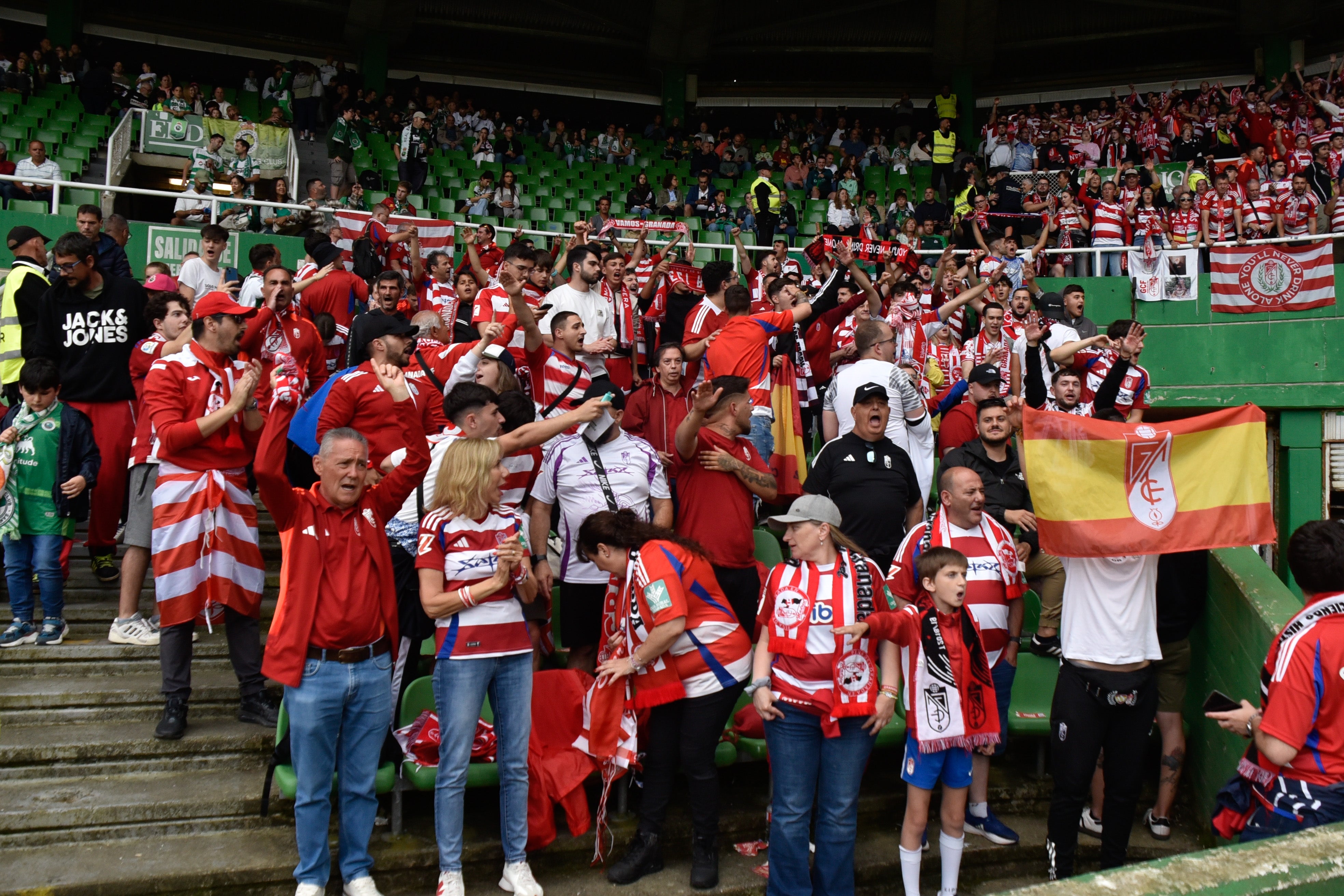 Las imágenes de la afición del Granada en Santander