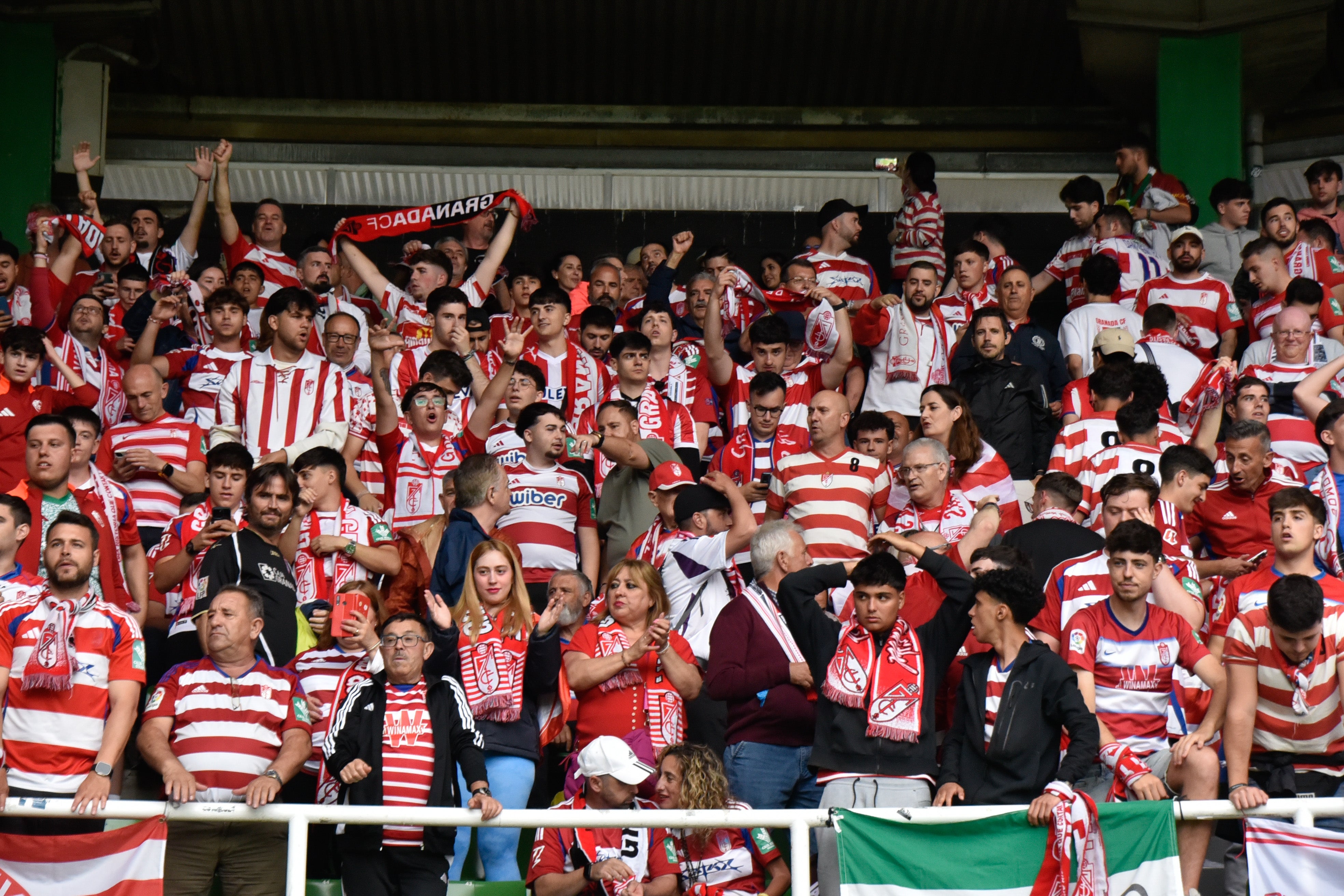 Las imágenes de la afición del Granada en Santander