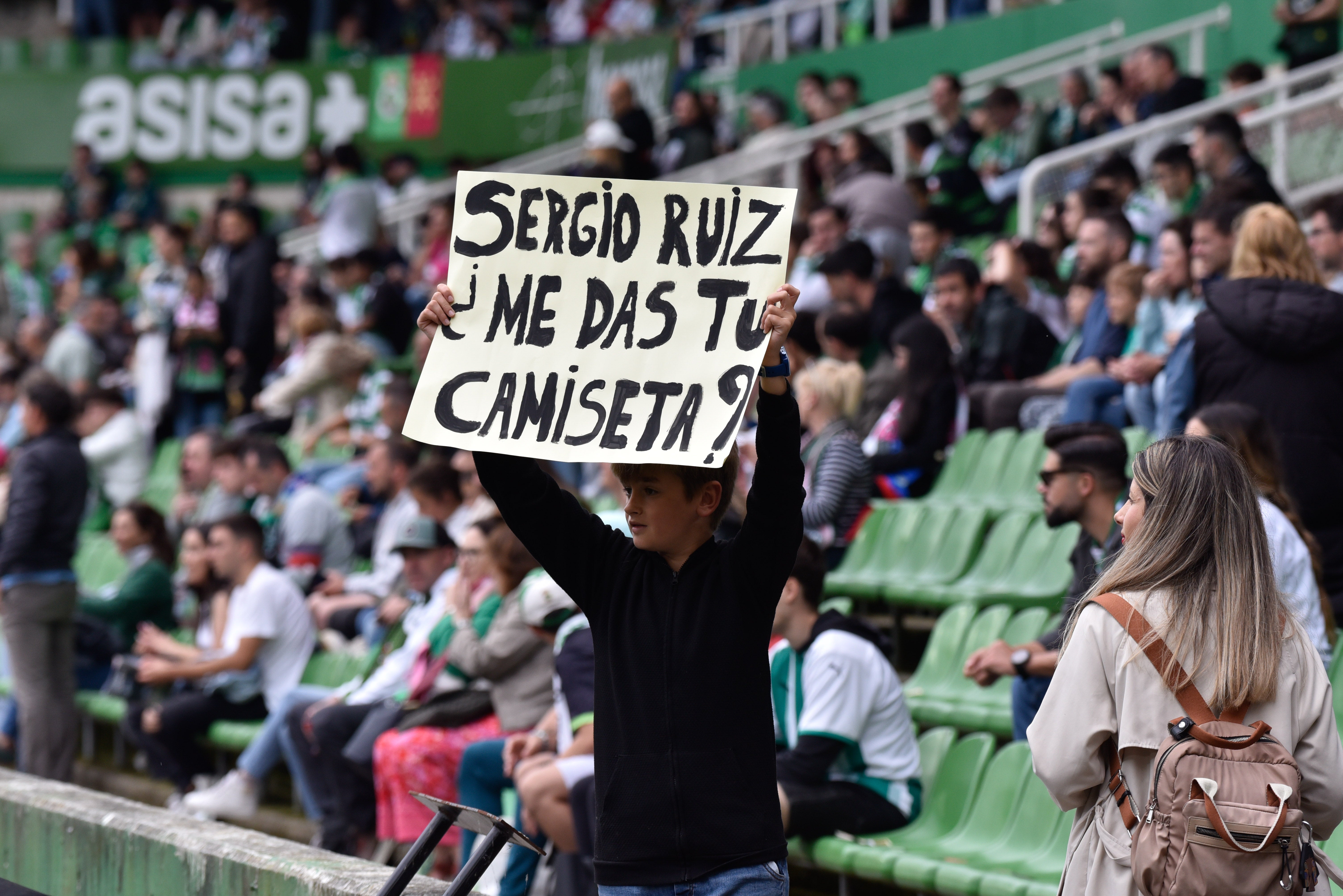 Las imágenes de la afición del Granada en Santander