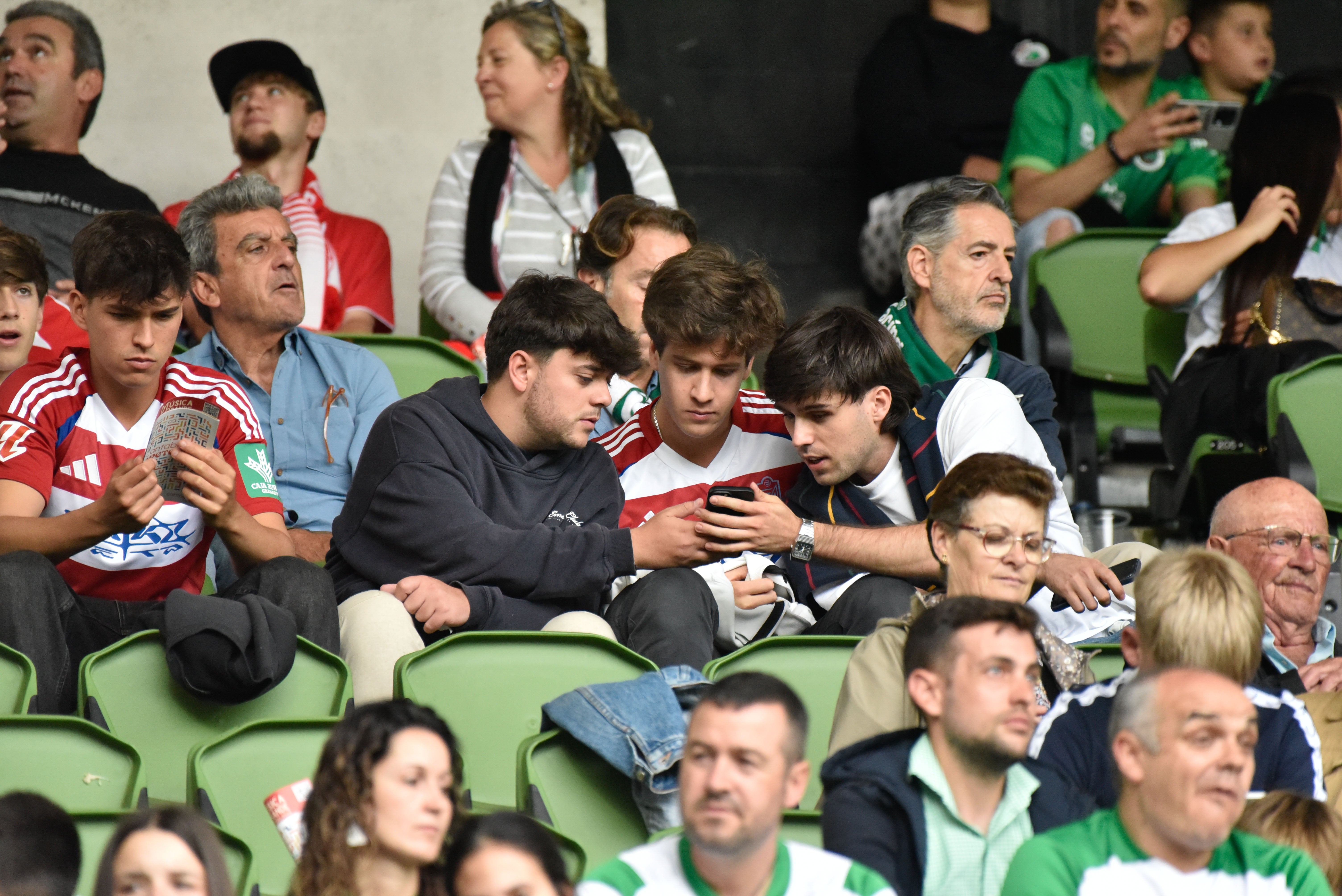 Las imágenes de la afición del Granada en Santander