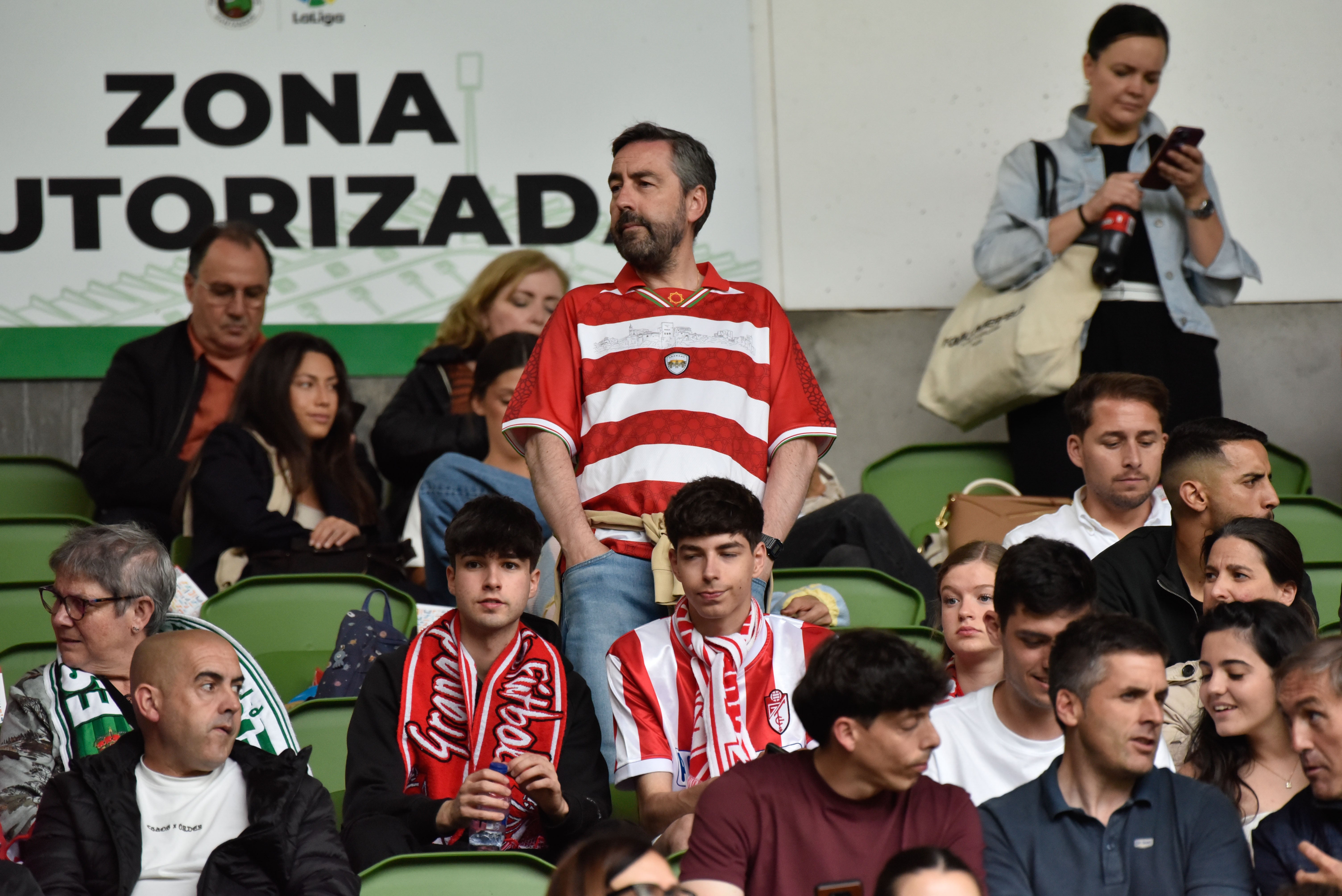 Las imágenes de la afición del Granada en Santander