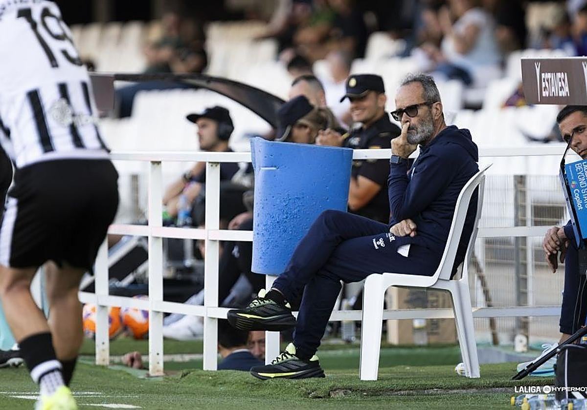 Álvaro Cervera, que hoy no estará en el banquillo, ha llegado tarde a Tenerife.