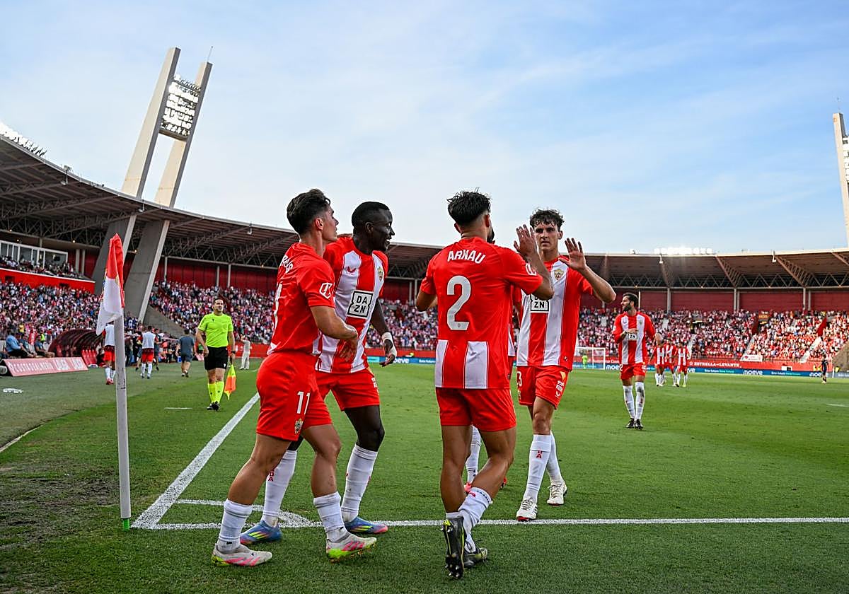 Los jugadores del Almería celebrando un gol ante el Tenerife