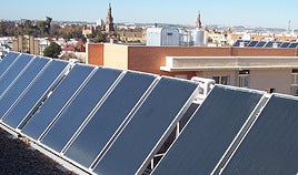 Instalación de placas solares para uso energético colectivo en el tejado de un edificio en Sevilla.
