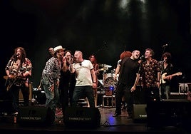 Un momento de la actuación ofrecida en el Teatro Apolo.