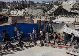Niños gazatíes entre los escombros de su ciudad.