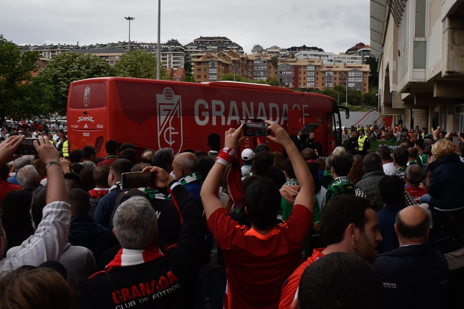 Las imágenes de la afición del Granada en Santander