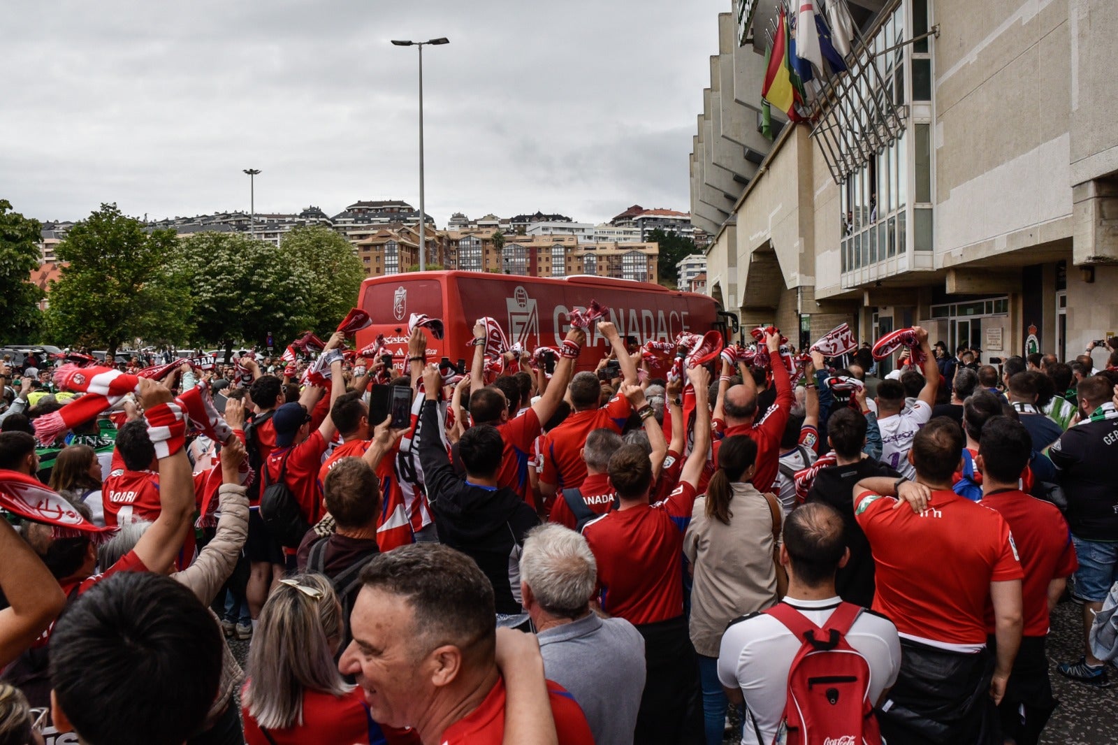 Las imágenes de la afición del Granada en Santander