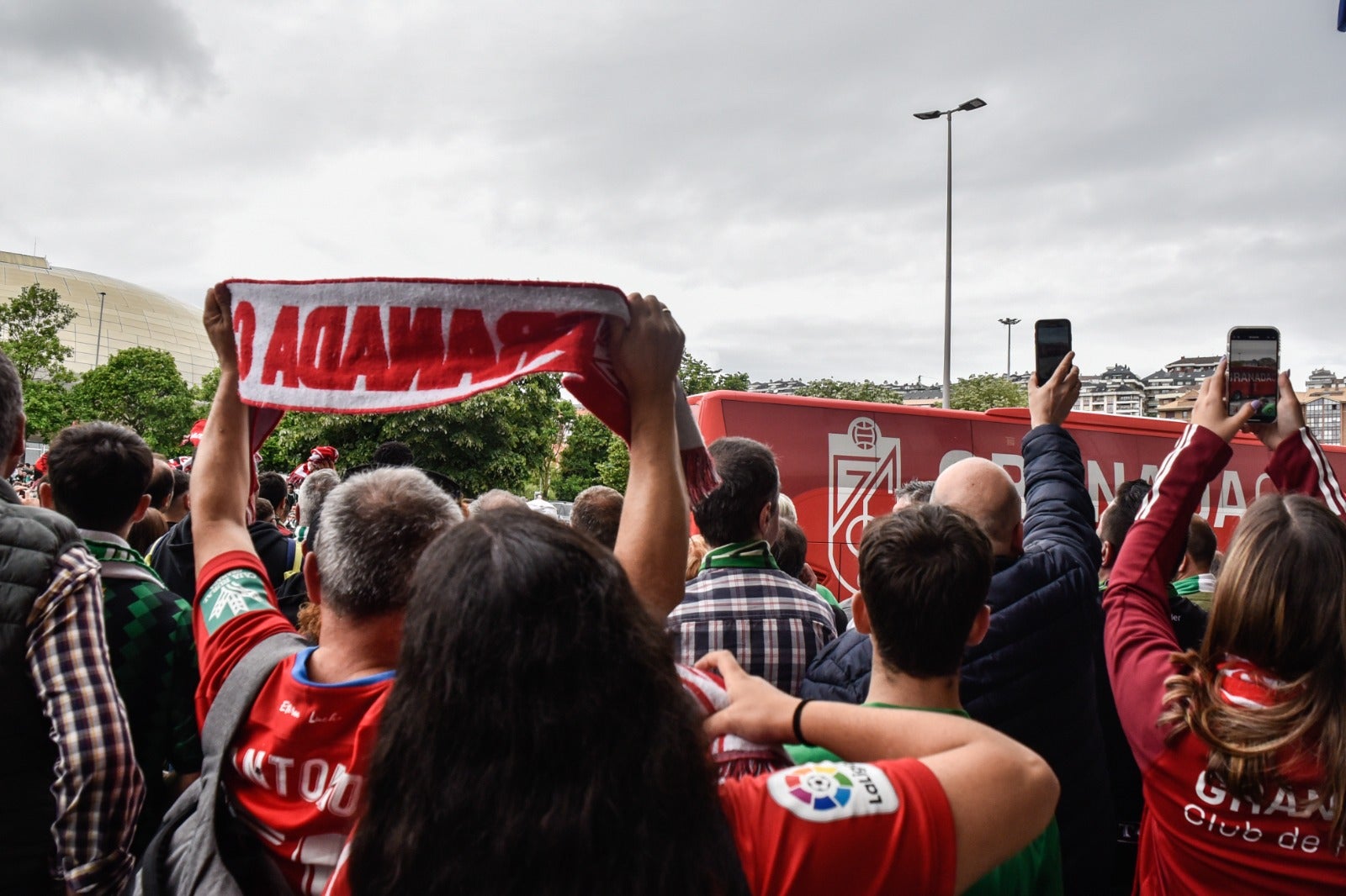 Las imágenes de la afición del Granada en Santander