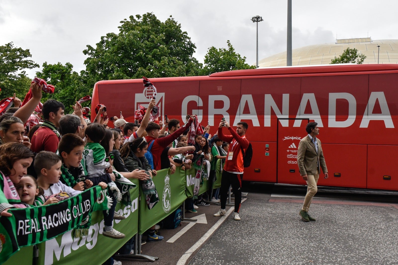 Las imágenes de la afición del Granada en Santander