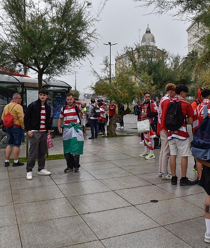 Imagen secundaria 2 - Afición del Granada CF en Santander.