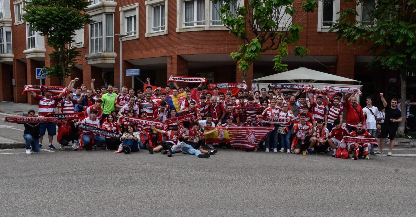 Las imágenes de la afición del Granada en Santander
