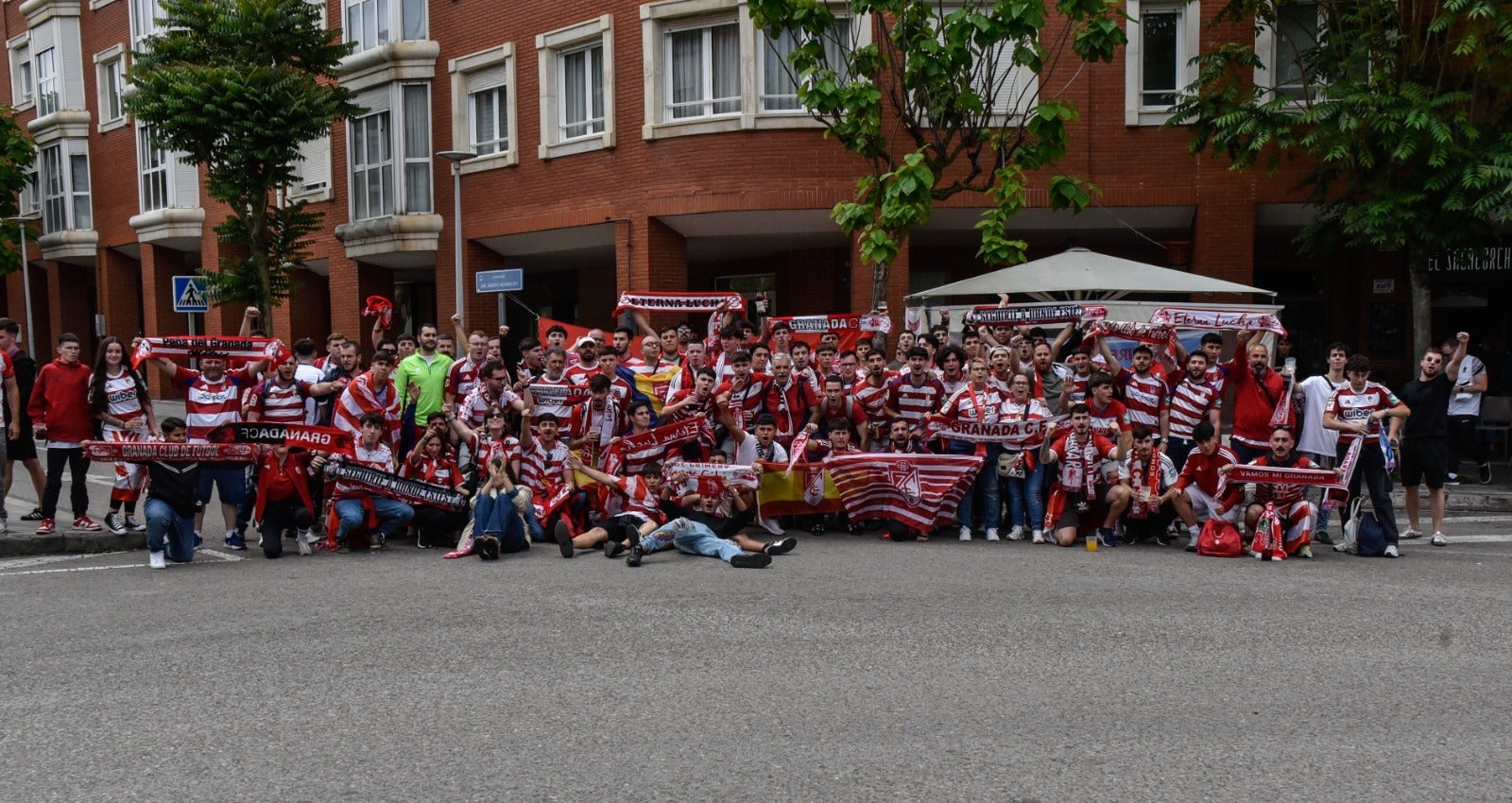 Las imágenes de la afición del Granada en Santander