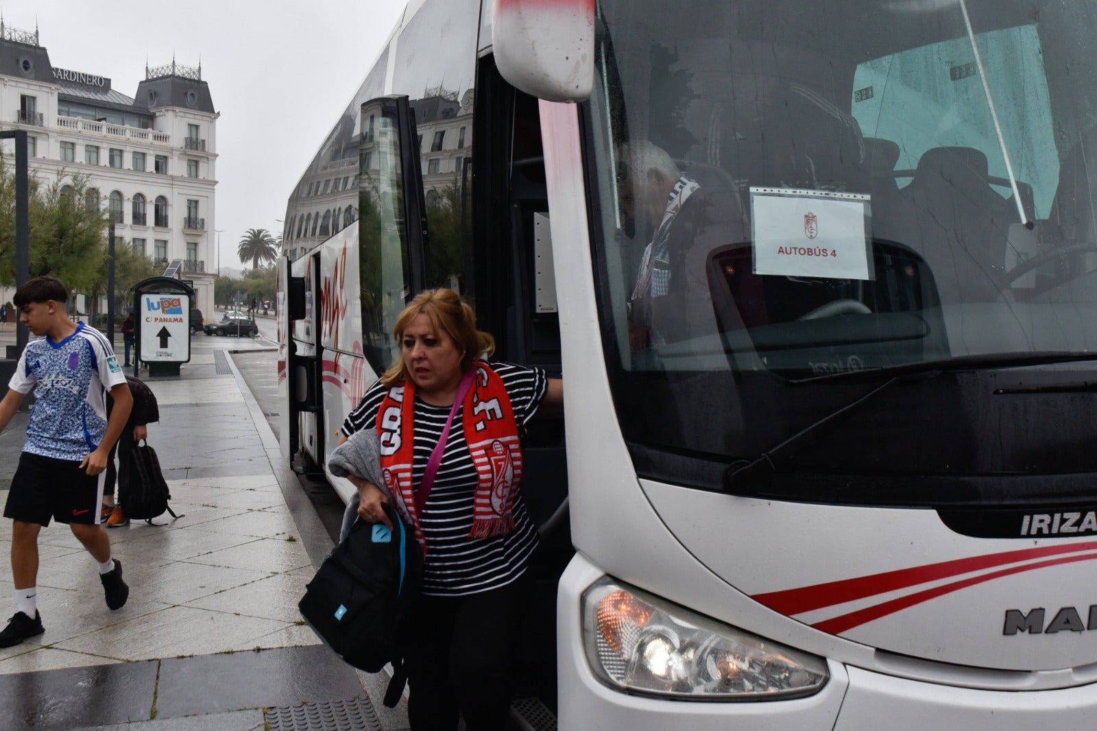 Las imágenes de la afición del Granada en Santander