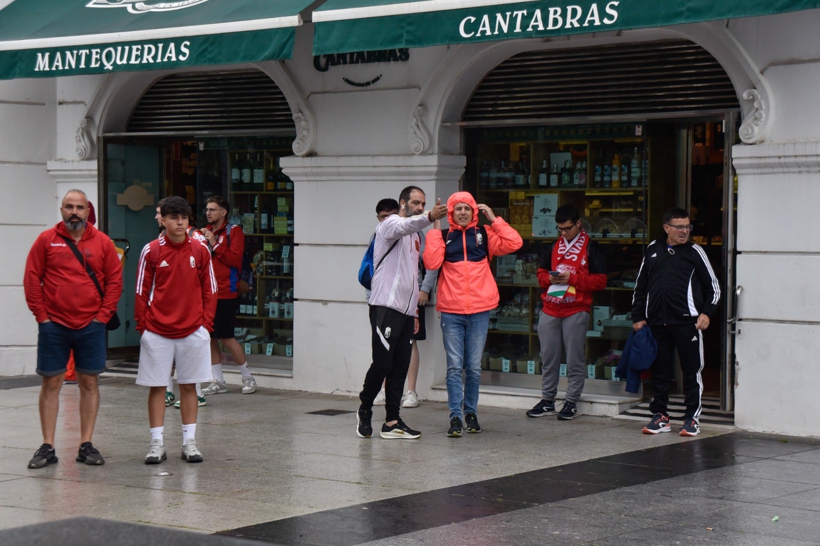 Las imágenes de la afición del Granada en Santander